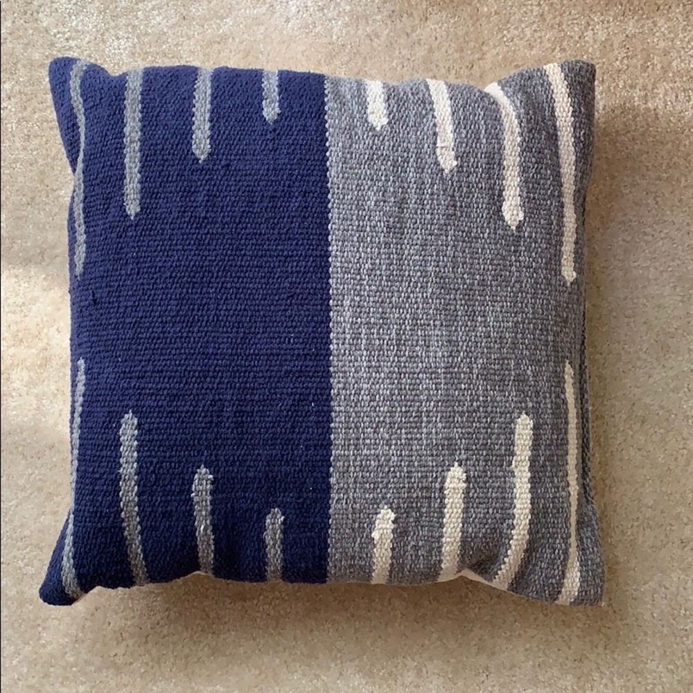 Throw pillows - Picture 4 of 4